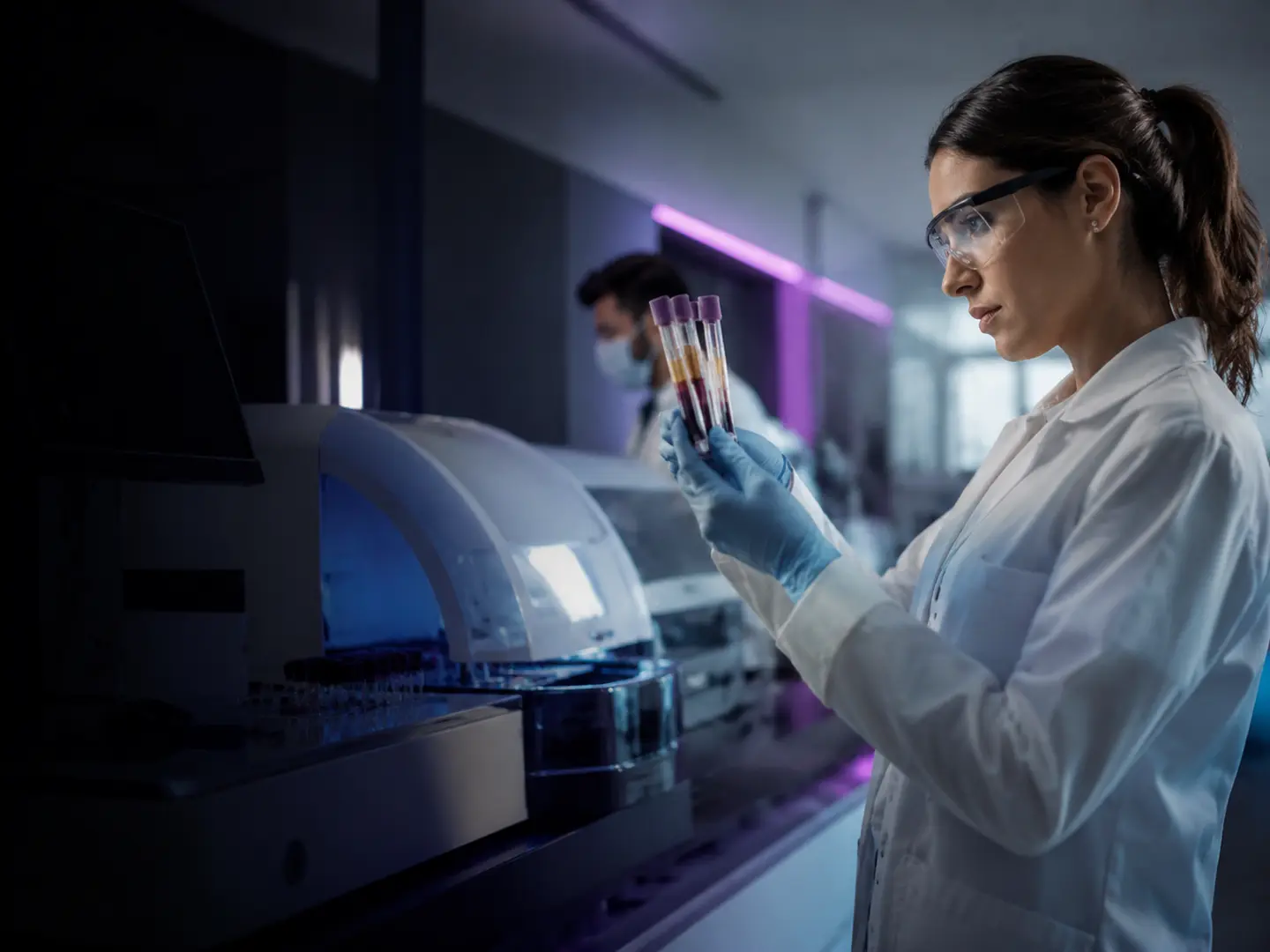Profissional em laboratório de análises clínicas